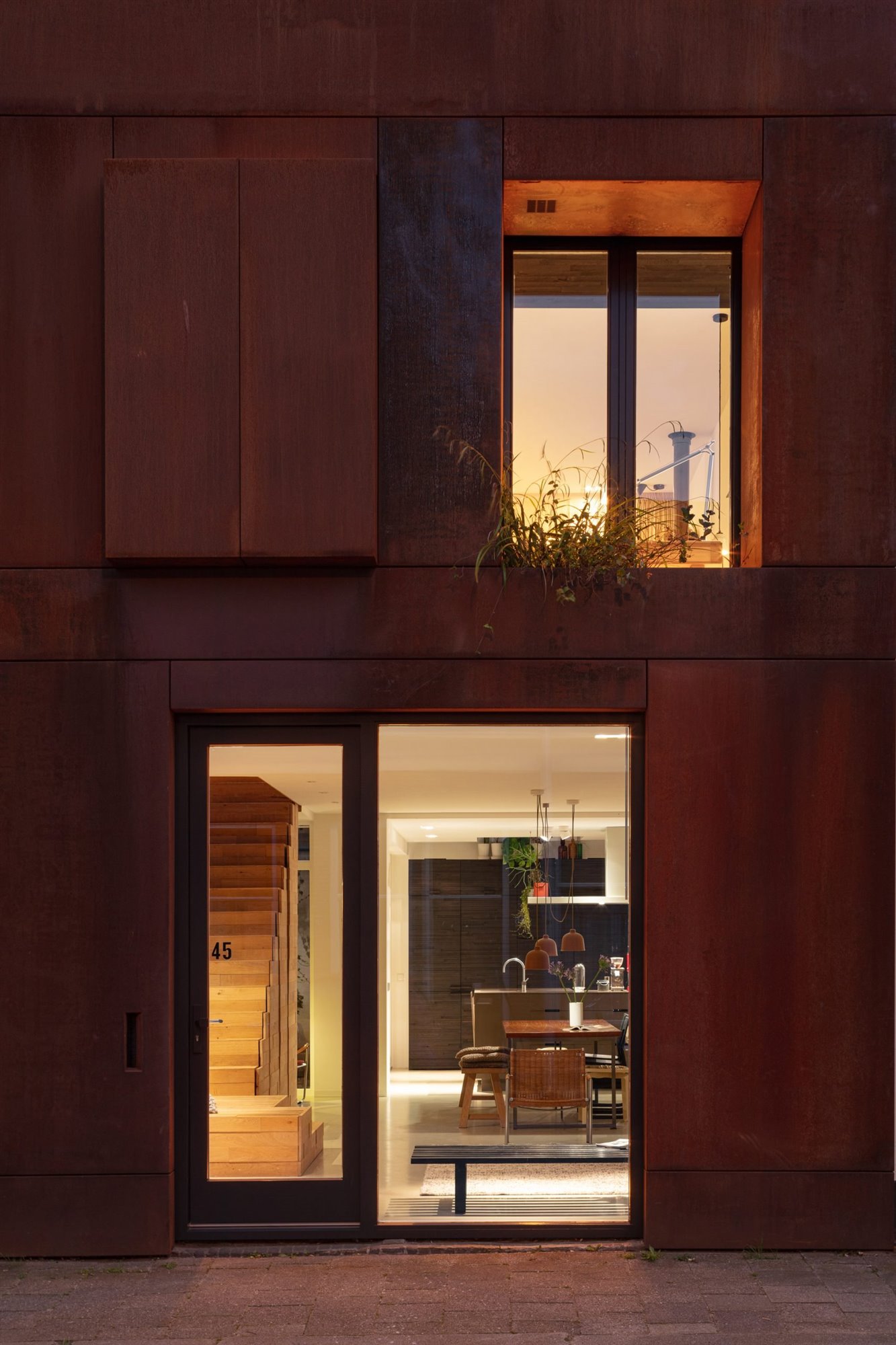 Casa con fachada de acero corten en Utrech luces encendidas