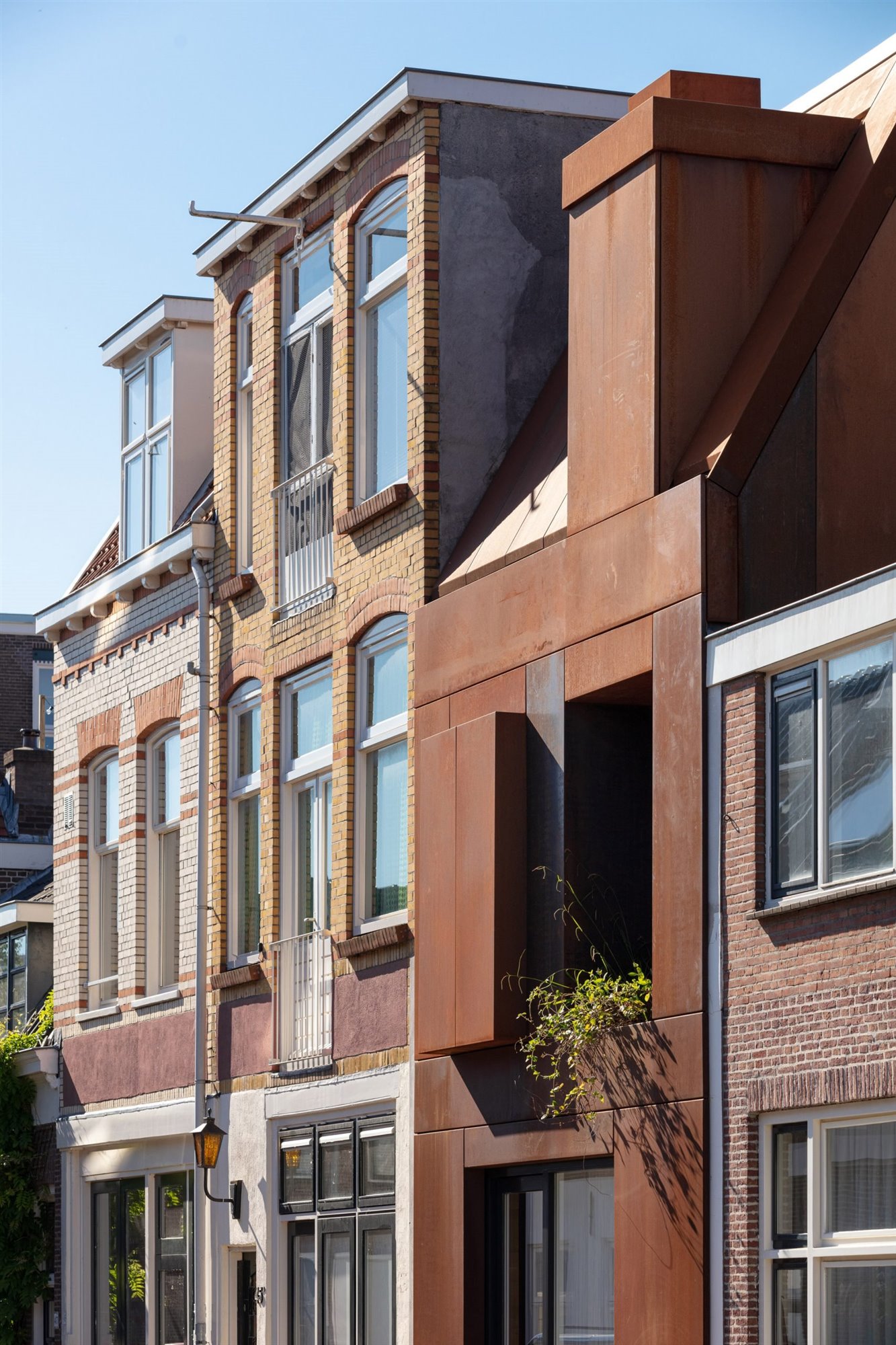 Casa con fachada de acero corten en Utrech vista desde la calle