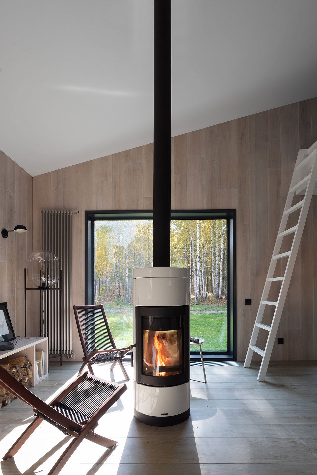 Casa de madera en Siberia chimenea