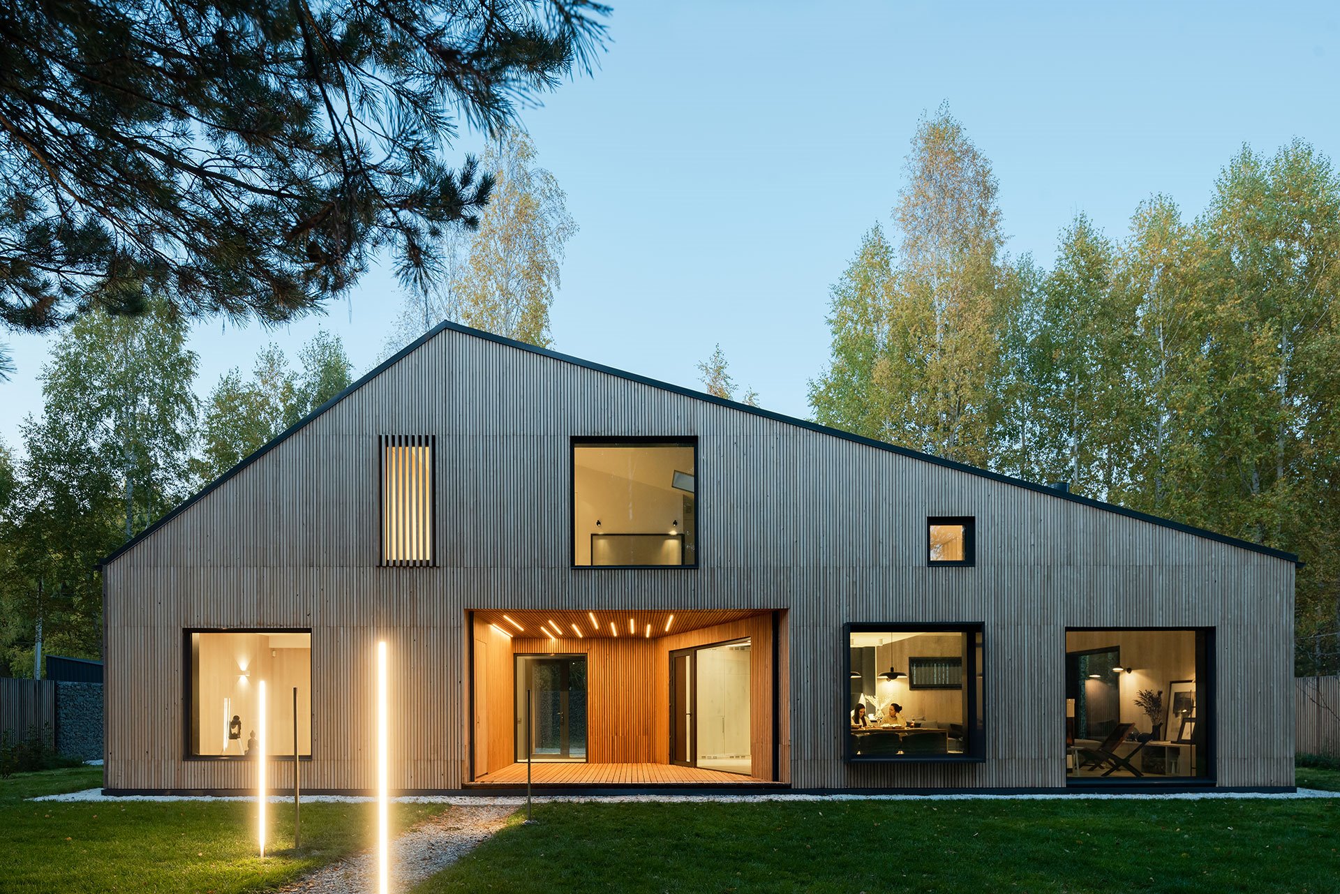 Casa de madera en Siberia fachada con jardin