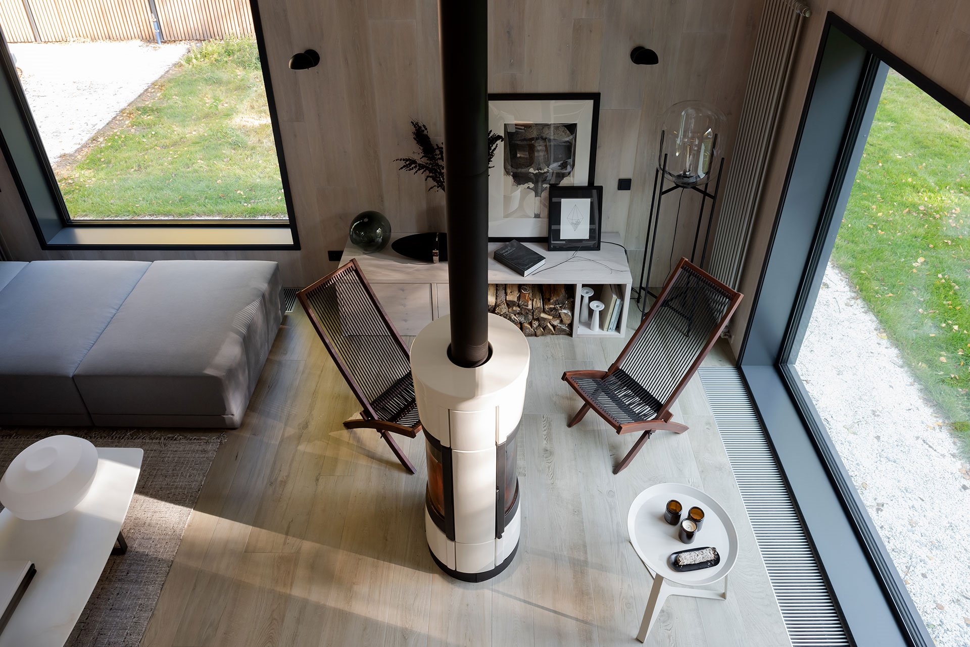 Casa de madera en Siberia salon con chimenea