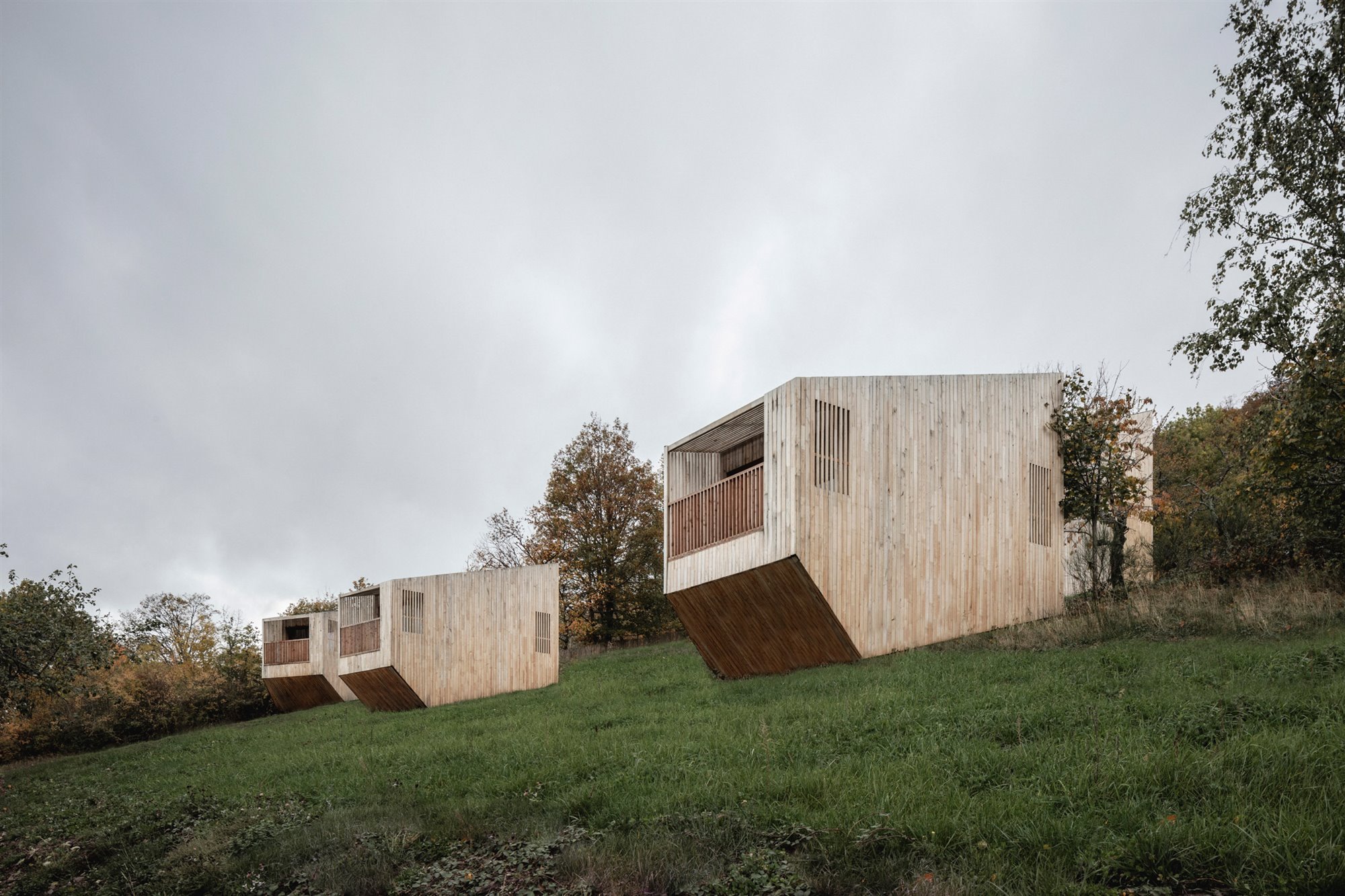 Hotel en forma de cabañas de madera en un bosque de Francia