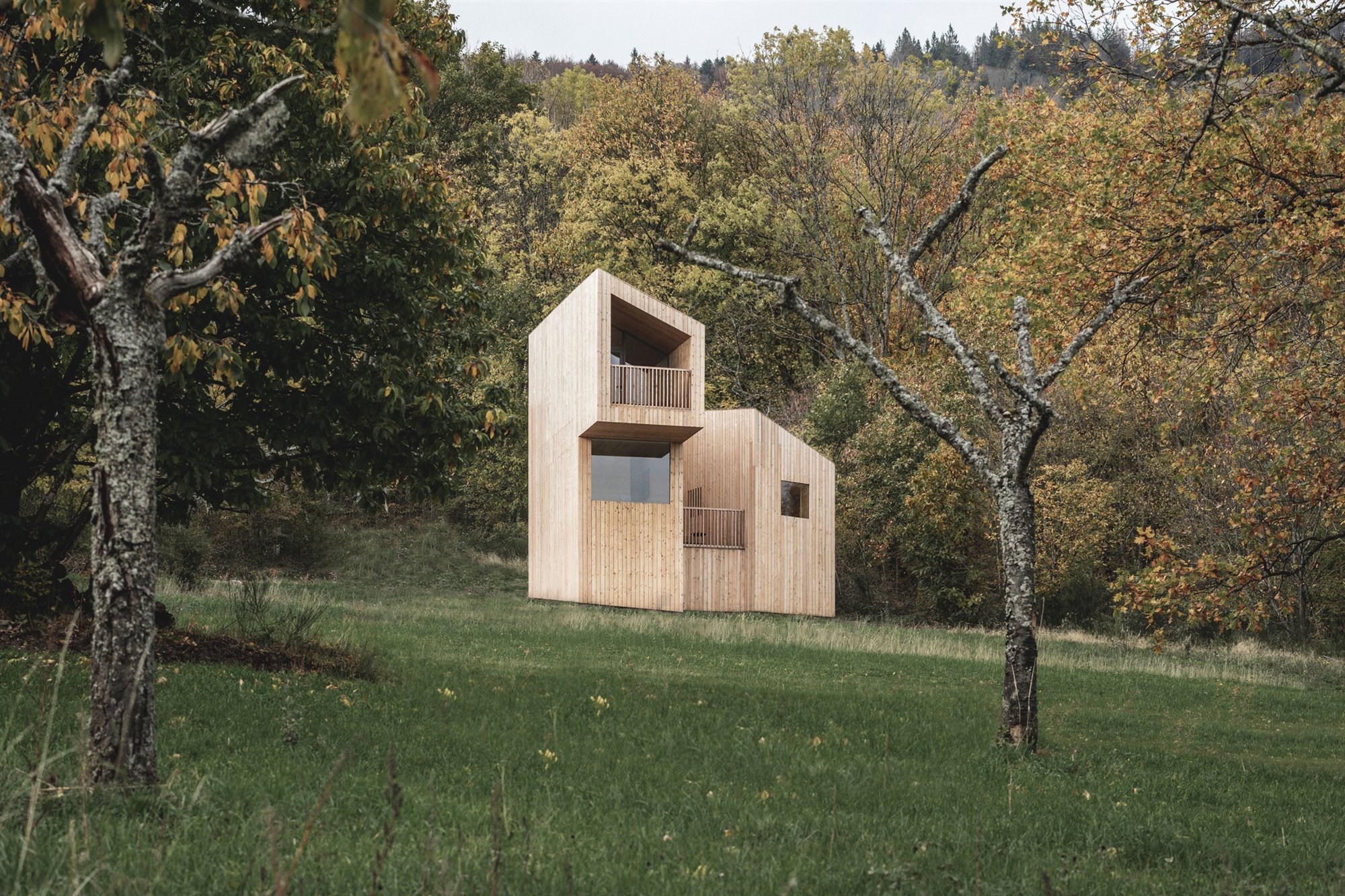 Hotel en forma de cabañas en un bosque de Francia de madera