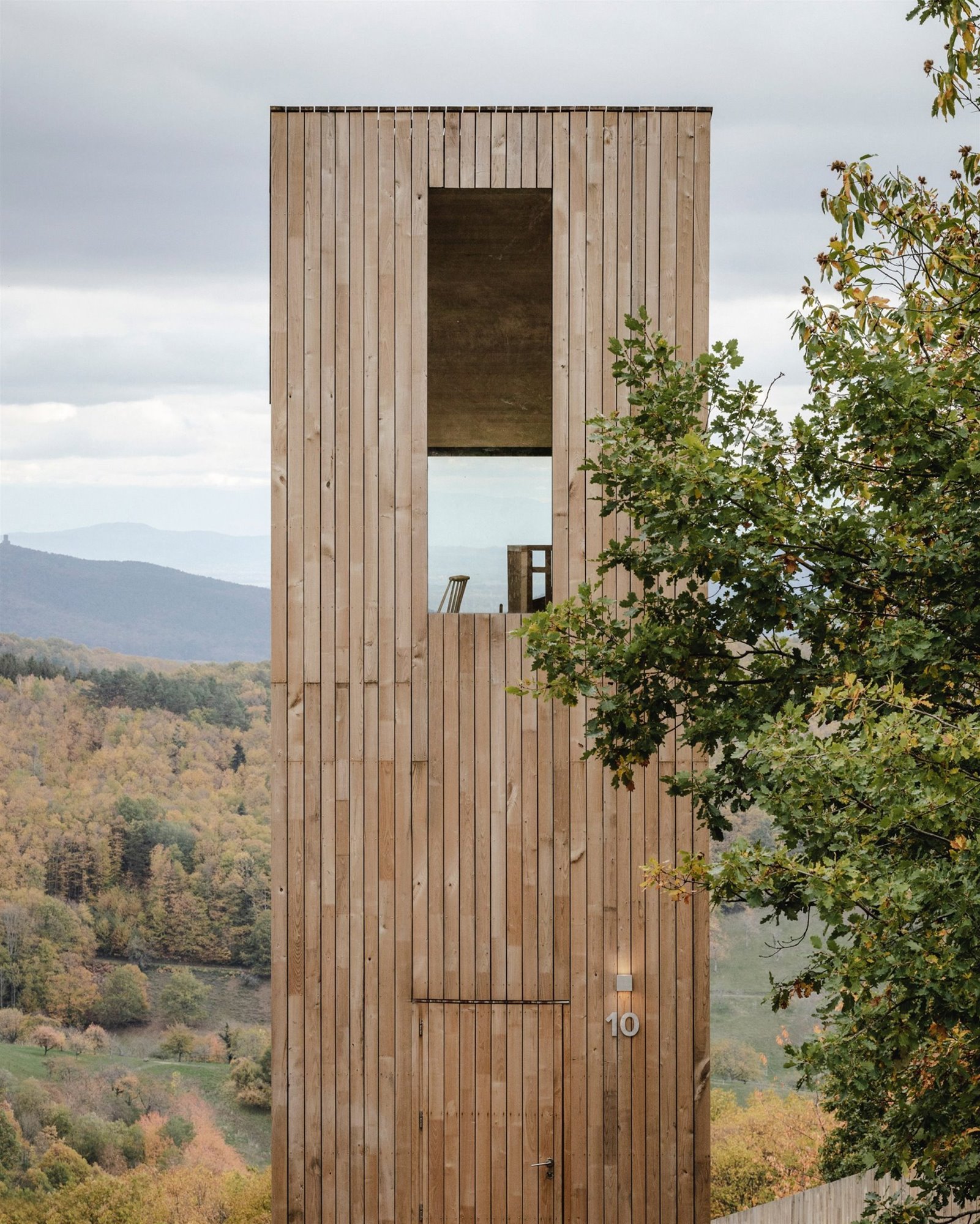 Hotel en forma de cabañas en un bosque de Francia fachada