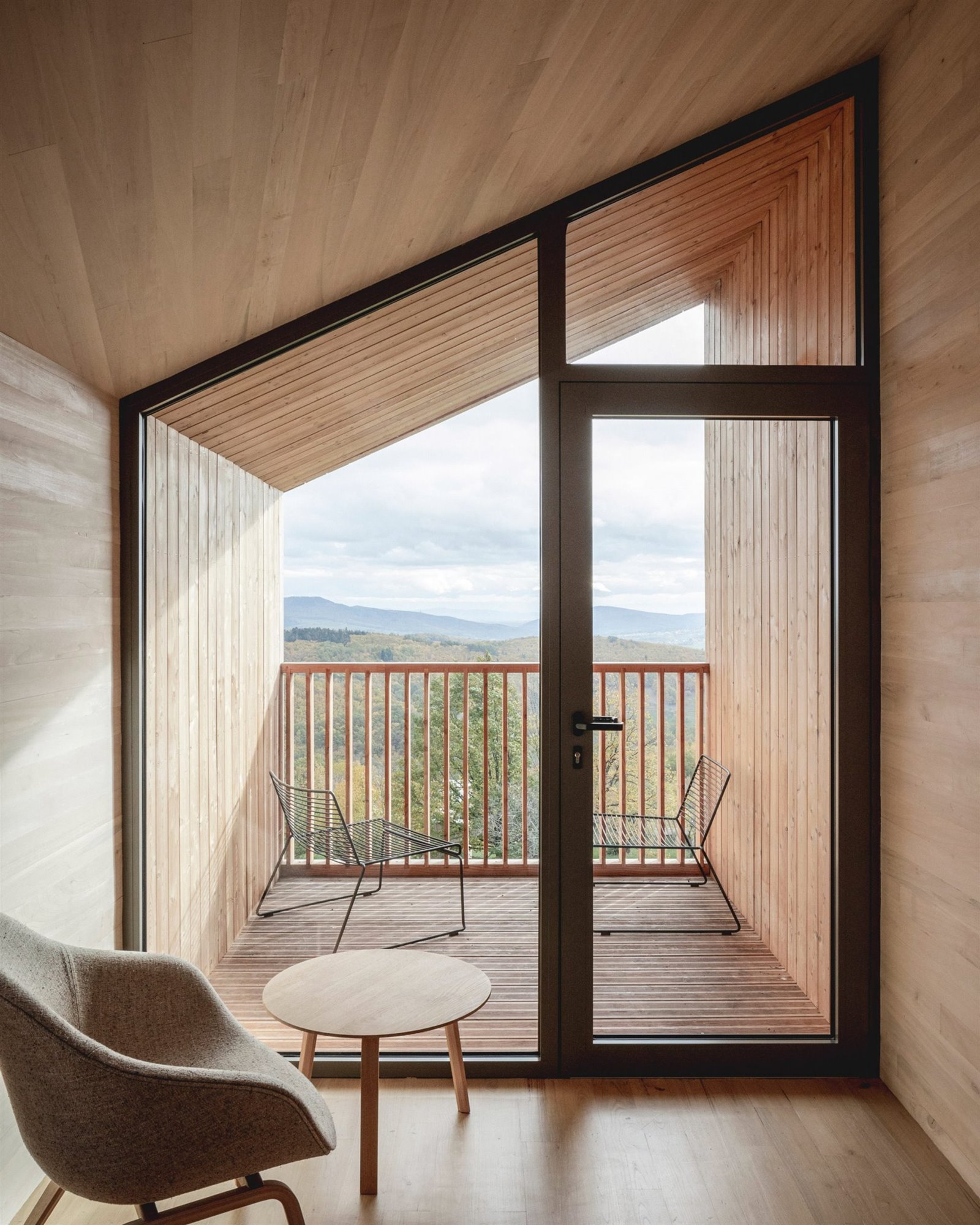 Hotel en forma de cabañas en un bosque de Francia interior