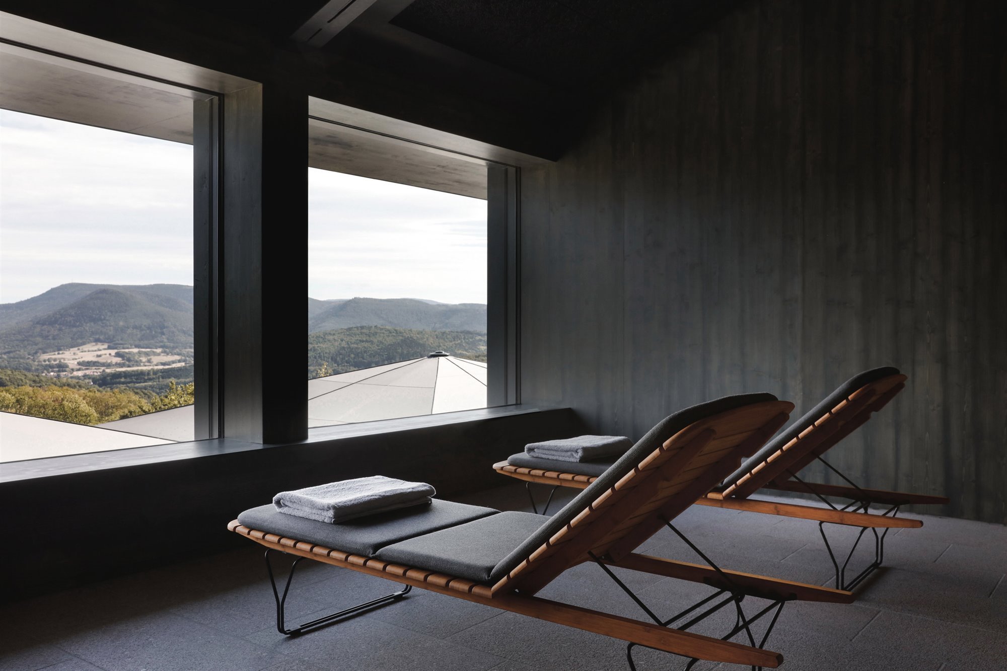 Hotel en forma de cabañas en un bosque de Francia spa