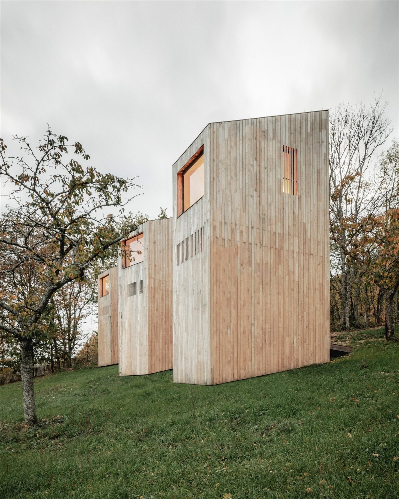 Hotel en forma de cabañas en un bosque de Francia vista exterior