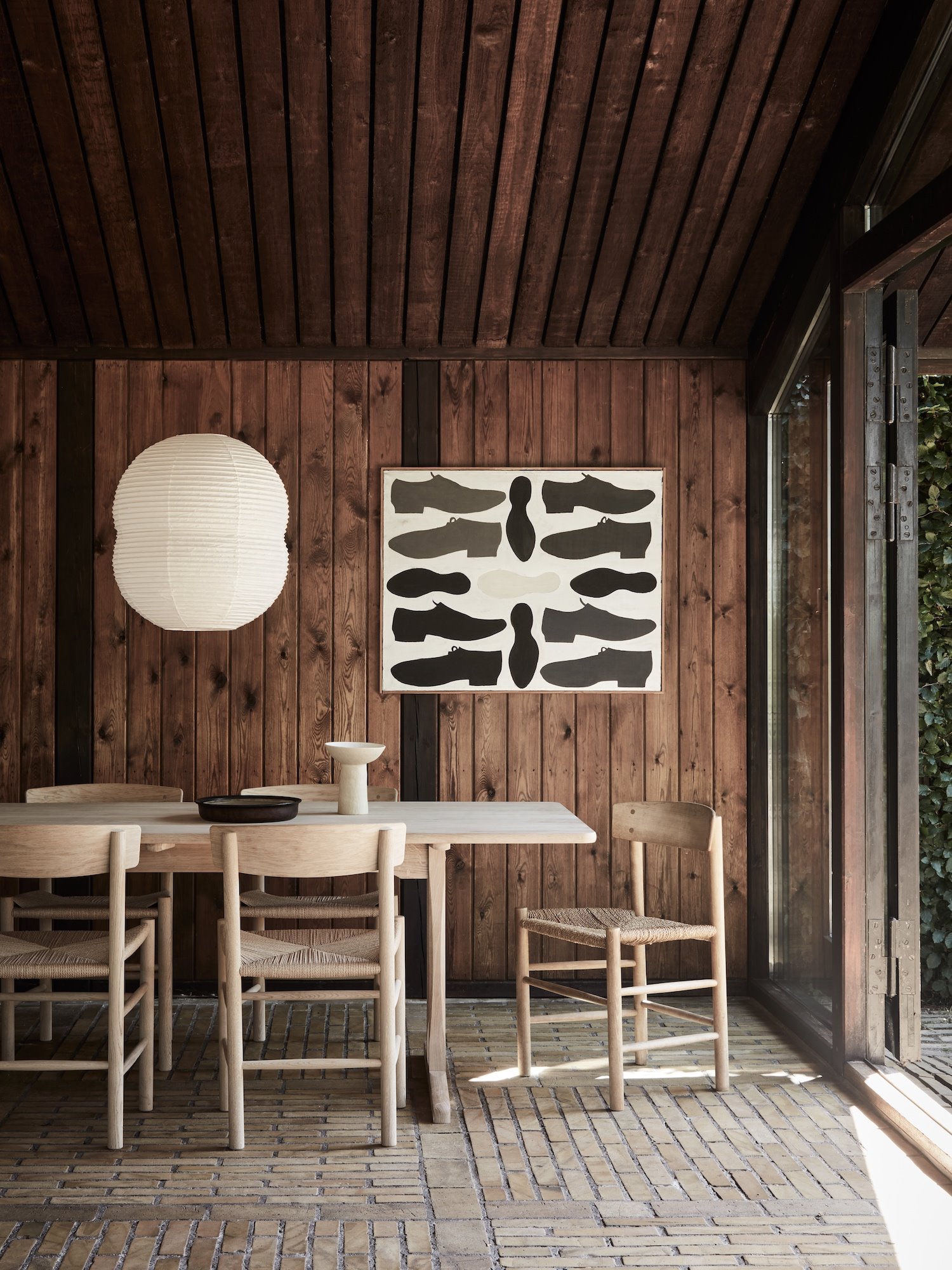 Casa del diseñador danes Bjorge Mogensen comedor con pared de madera