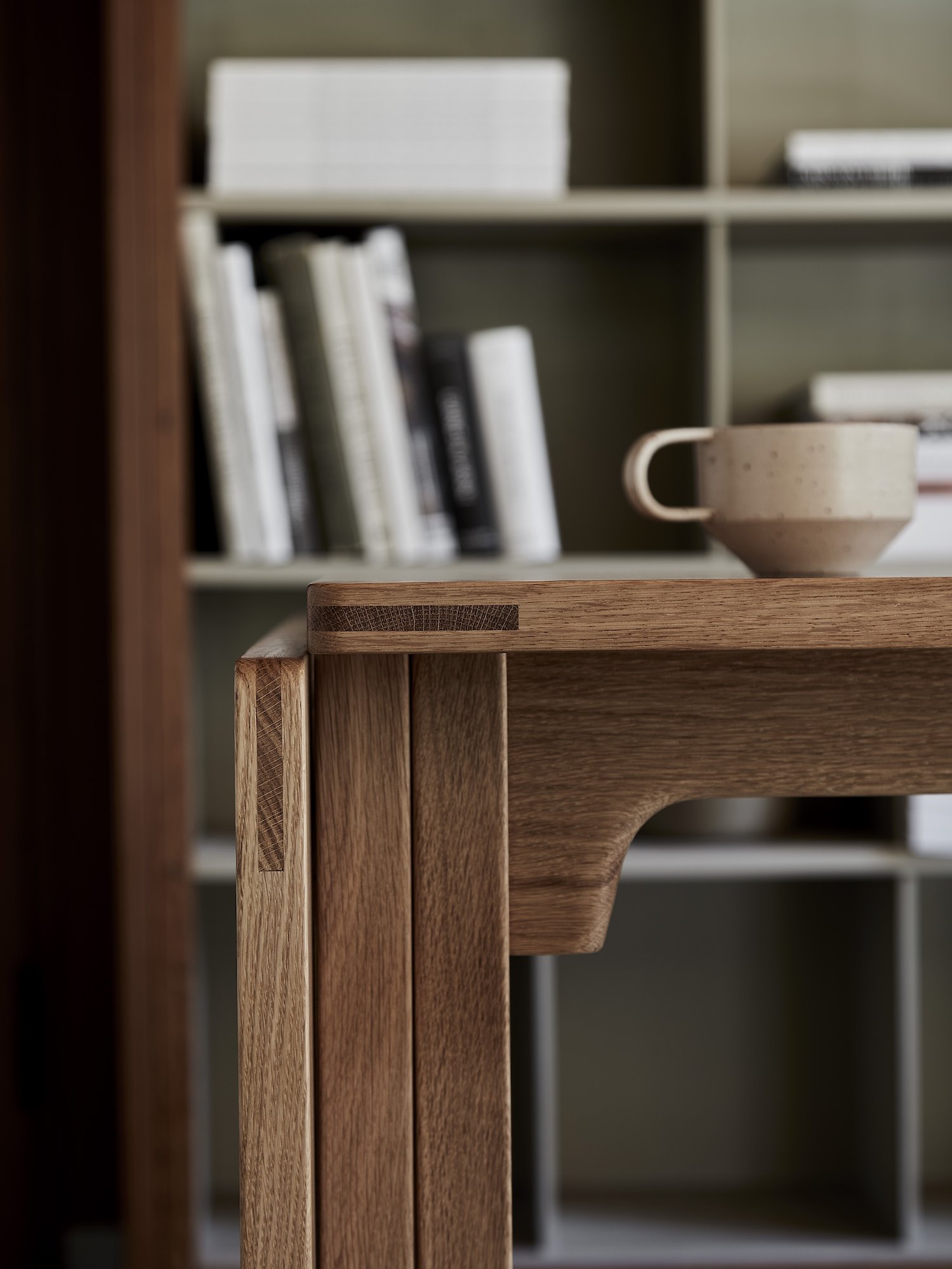 Casa del diseñador danes Bjorge Mogensen detalle de una mesa