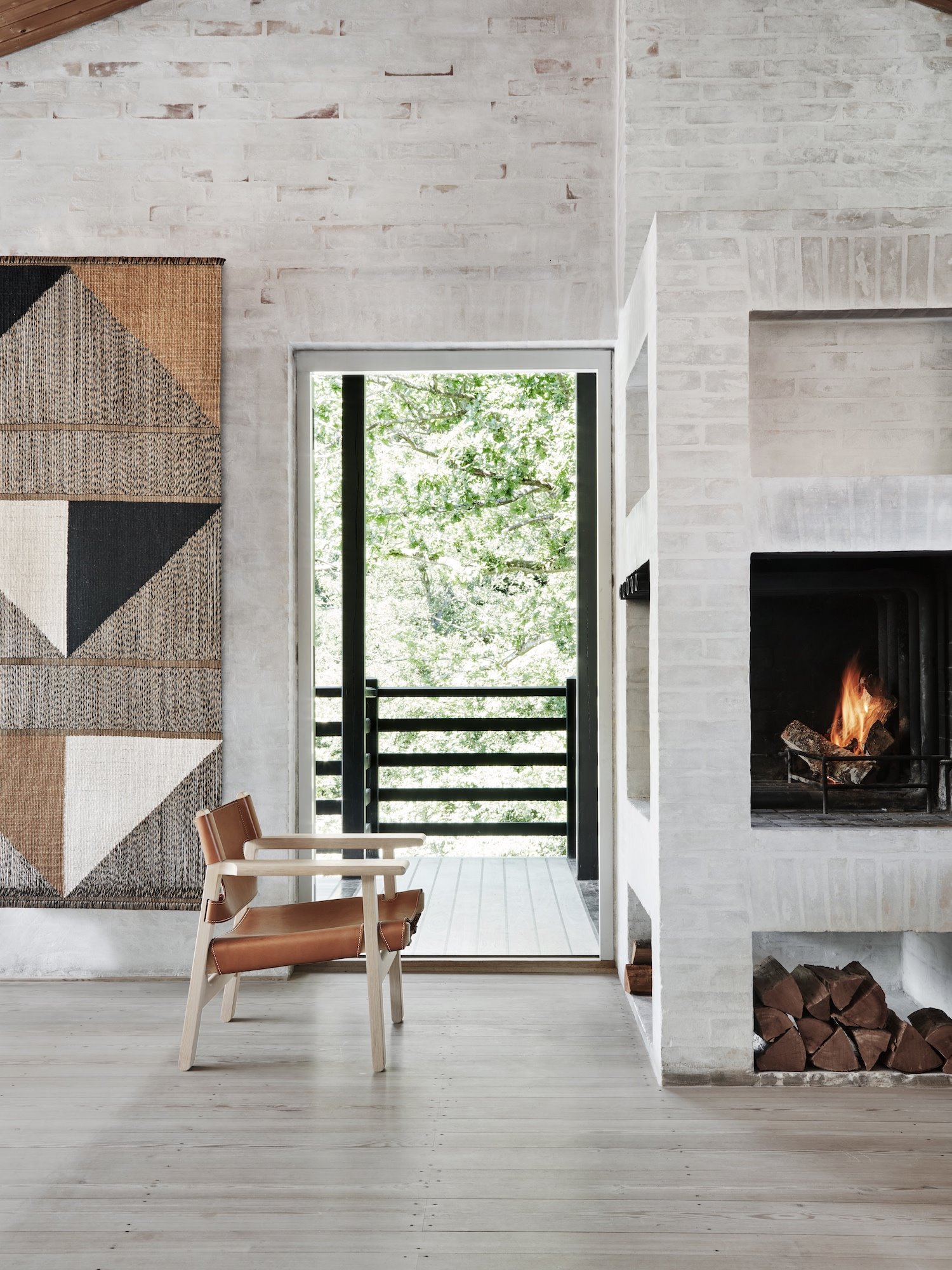 Casa del diseñador danes Bjorge Mogensen salon con chimenea