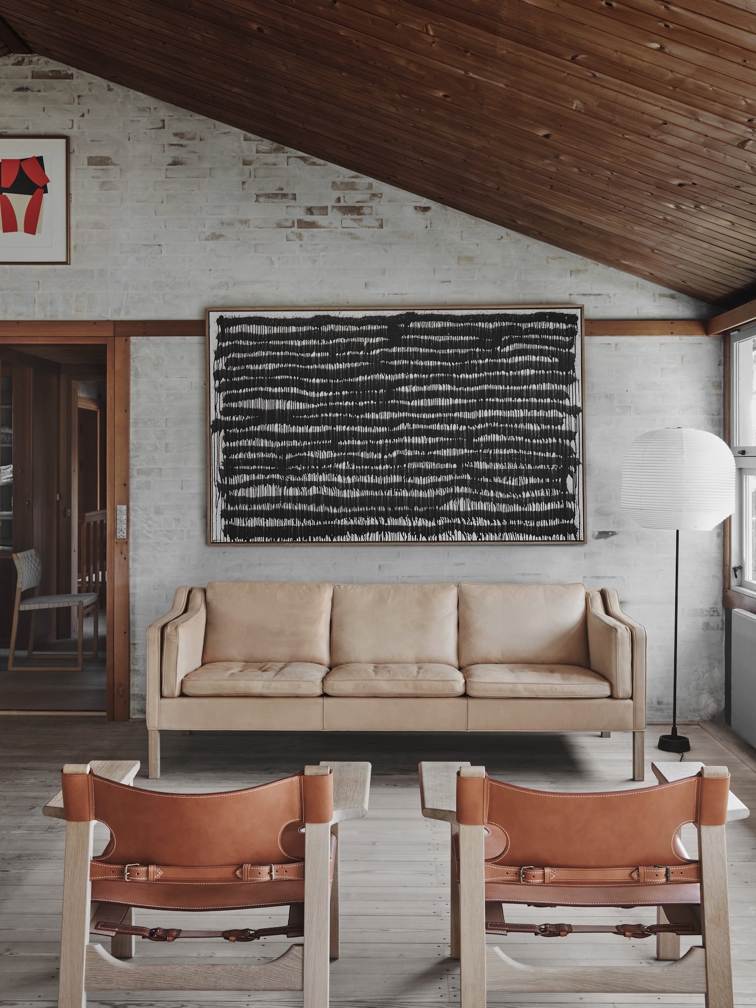 Casa del diseñador danes Bjorge Mogensen salon con sofa de piel