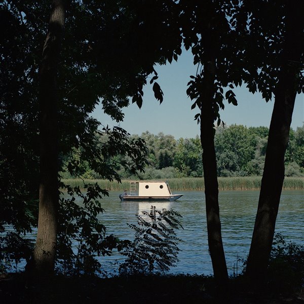 Una casa flotante y prefabricada para vivir sobre un lago en Hungría