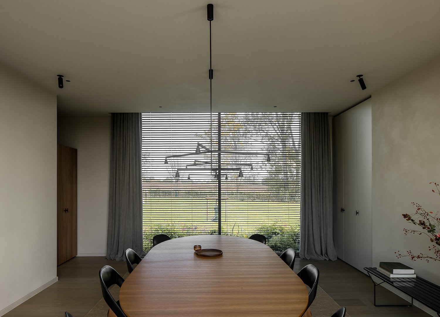 Comedor con mesa redonda de una casa en Belgica