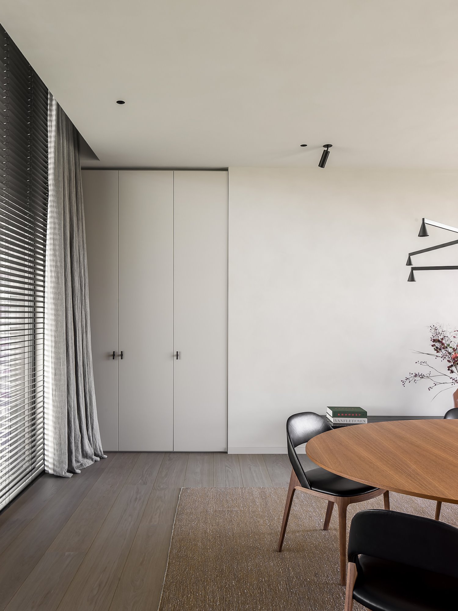 Comedor con puerta blanca de una casa en Belgica