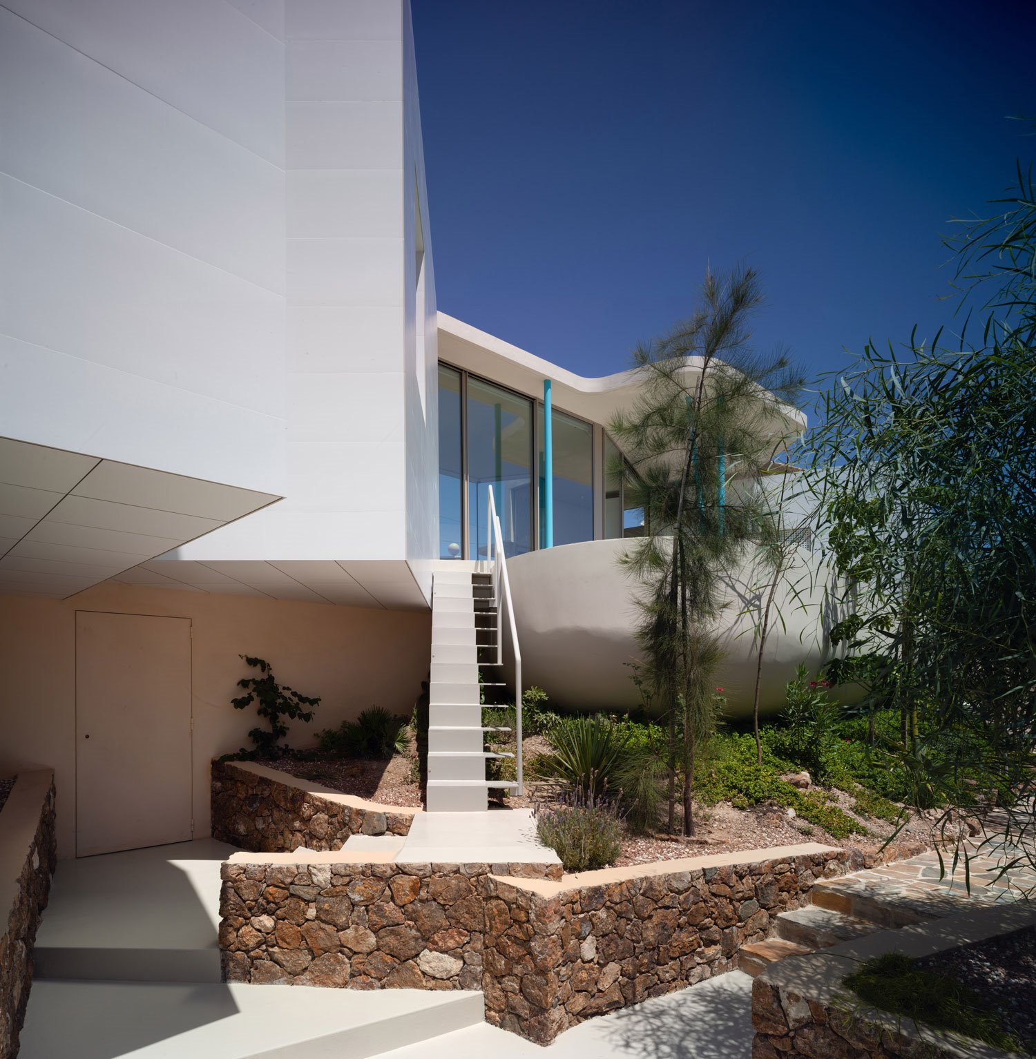 exterior puerta y escaleras casa pepa diaz