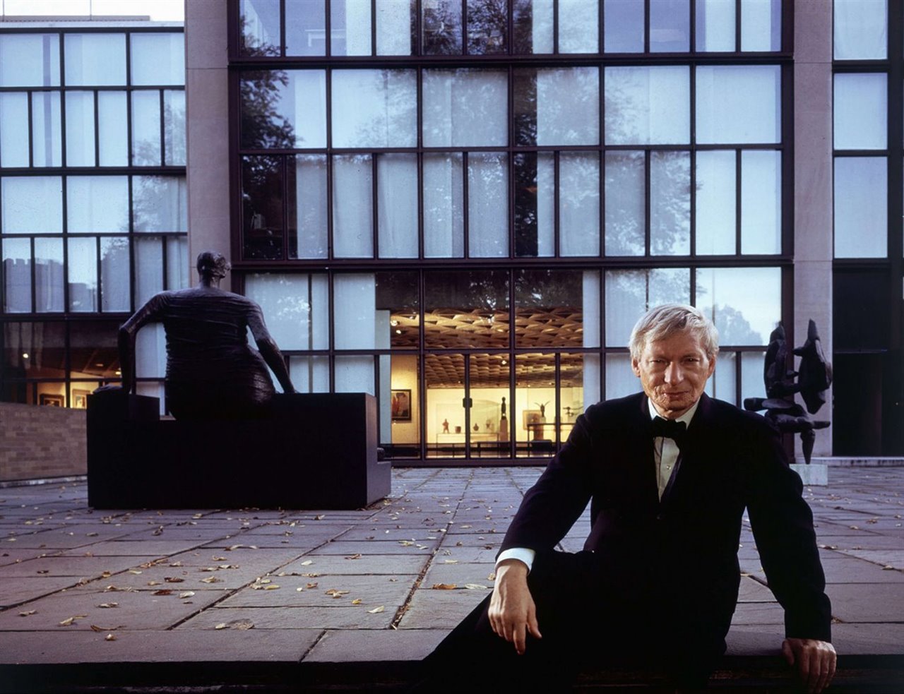 El estilo de Kahn estuvo fuertemente marcado por las construcciones de la Antigüedad, con una gran tendencia, como aquellas, a la intemporalidad y la monumentalidad.