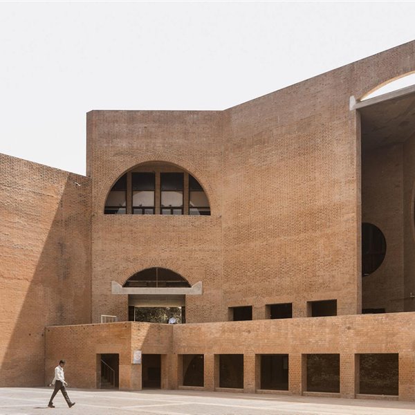 El Instituto Indio de Administración se construyó entre 1962 y 1974, año de la muerte de Louis I. Kahn