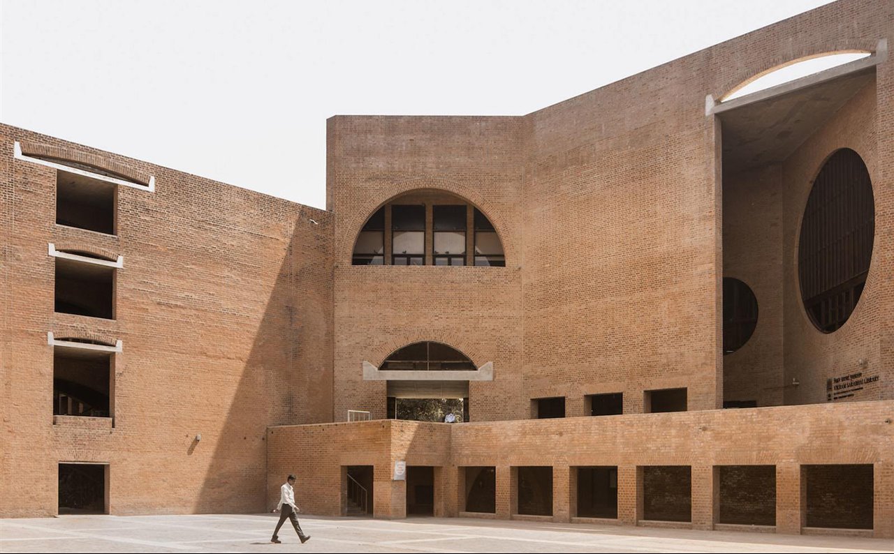 El Instituto Indio de Administración se construyó entre 1962 y 1974, año de la muerte de Louis I. Kahn