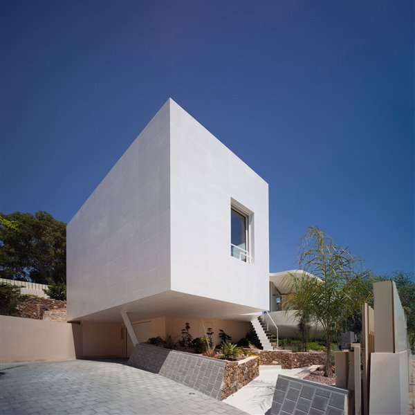 Una casa muy moderna en Mazarrón con paredes de cristal