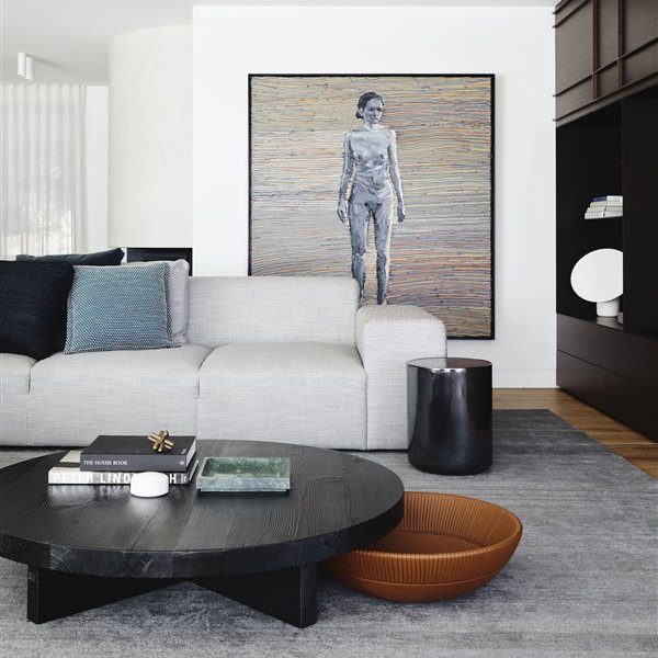 Salon con sofa de color gris de una casa en Australia
