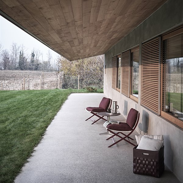 La sencillez no está reñida con la elegancia en esta moderna casa de hormigón en Italia