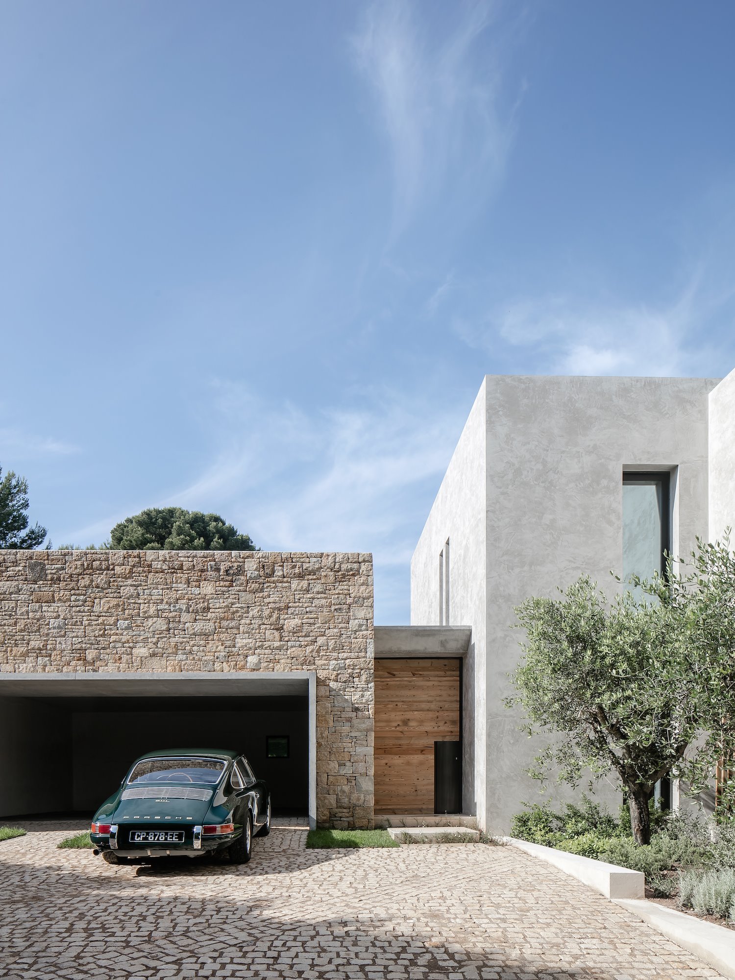 Una casa de piedra natural muy moderna con interiores de madera minimalistas