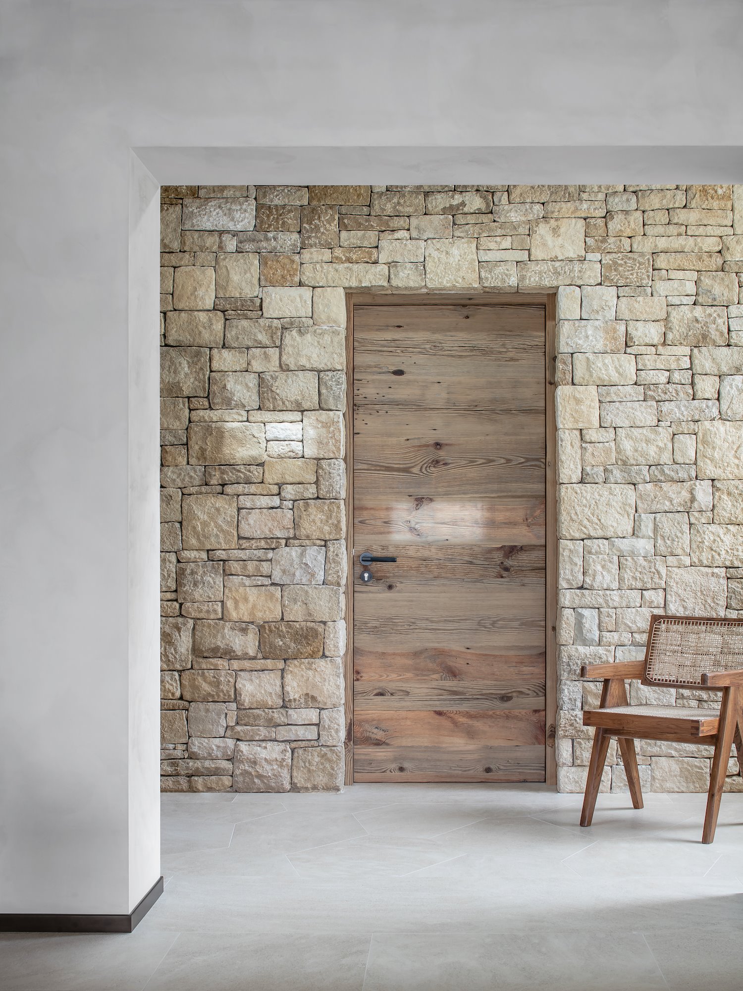 villa fidji puerta madera pared piedra