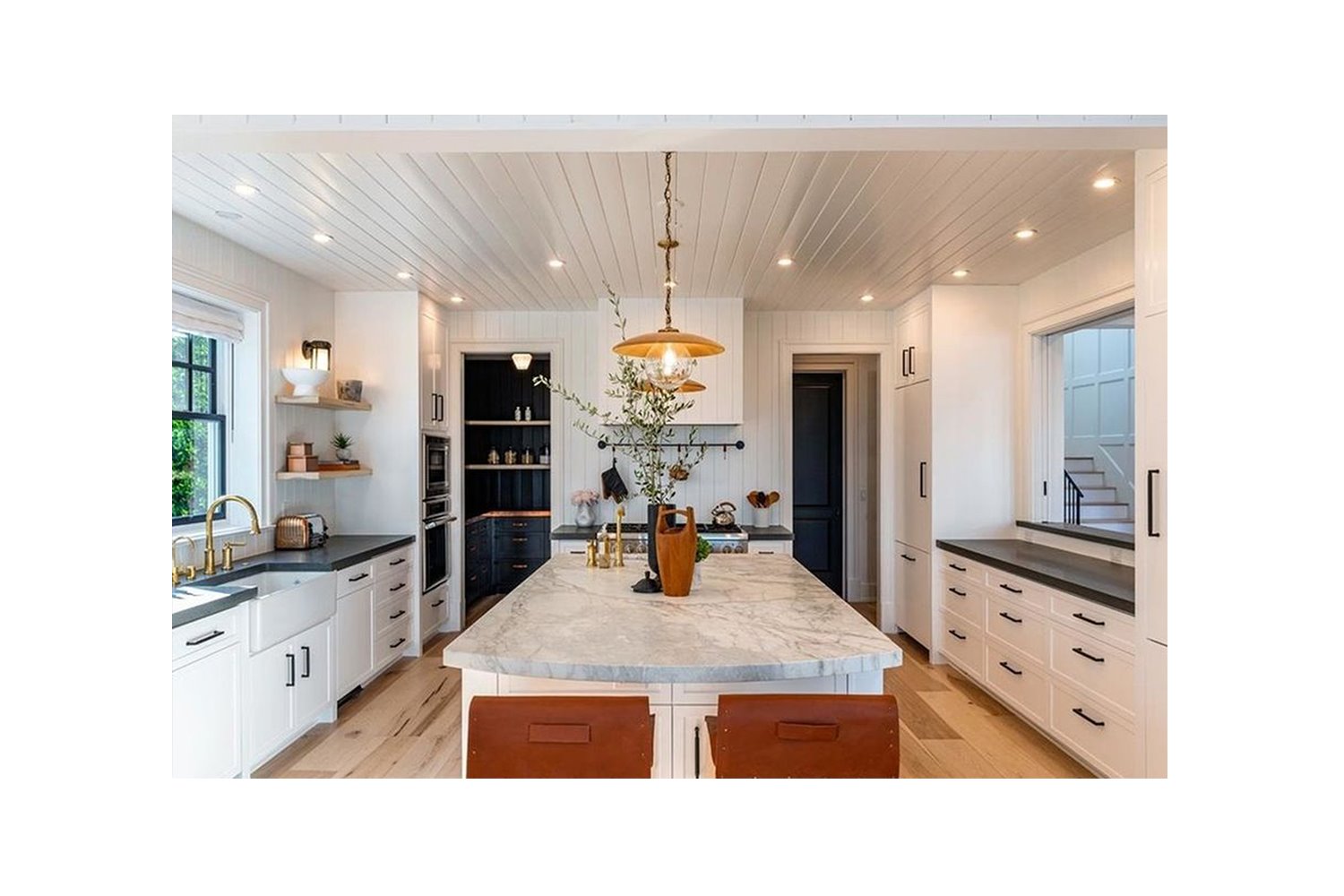 Casa Dakota Johnson y Chris Martin en Malibu cocina con muebles blancos
