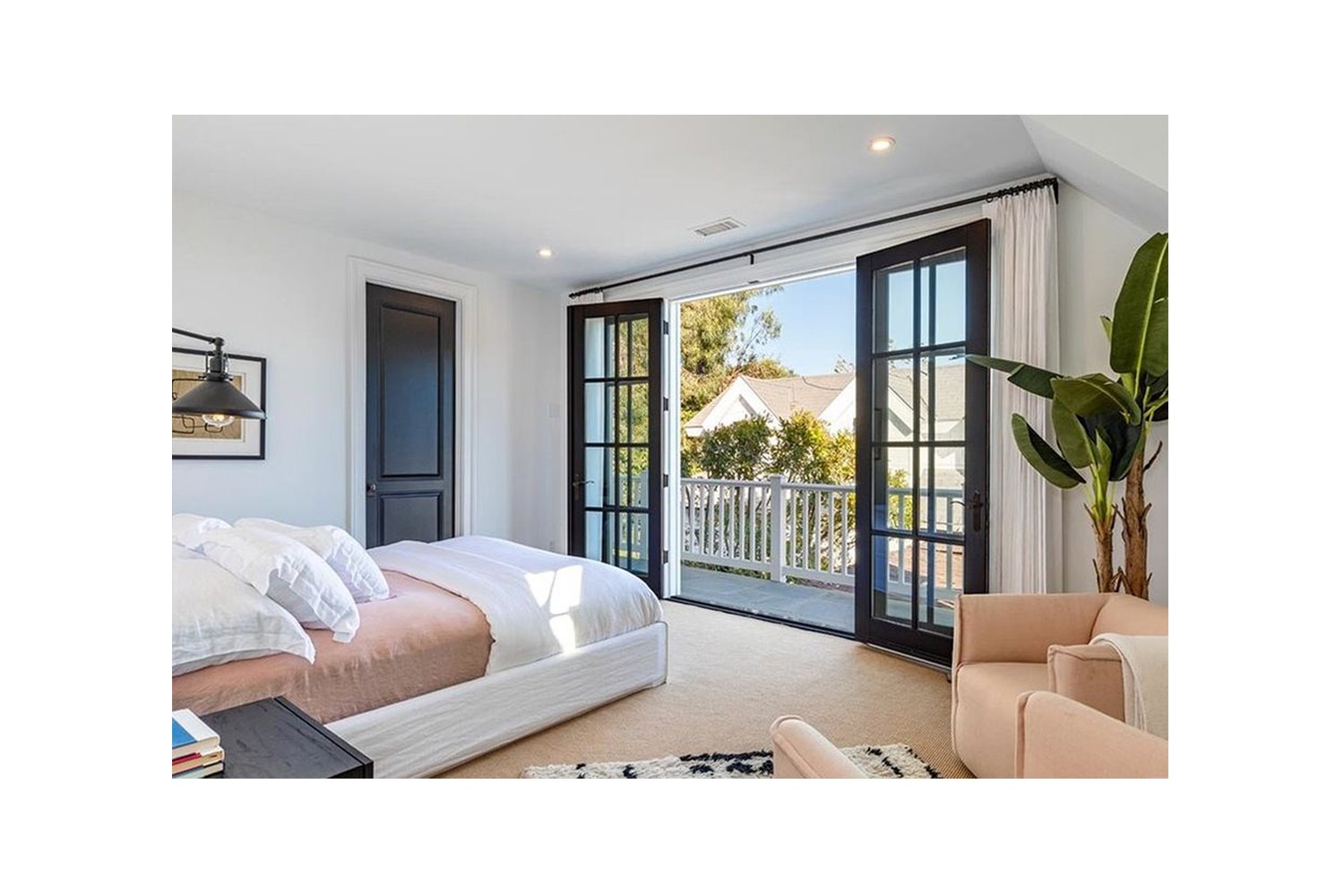 Casa Dakota Johnson y Chris Martin en Malibu dormitorio con vistas