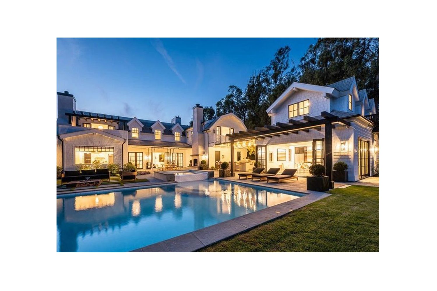 Casa Dakota Johnson y Chris Martin en Malibu fachada con piscina