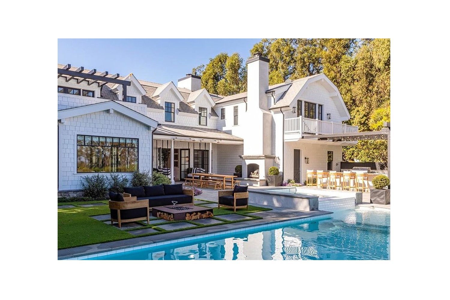 Casa Dakota Johnson y Chris Martin en Malibu jardin exterior con piscina