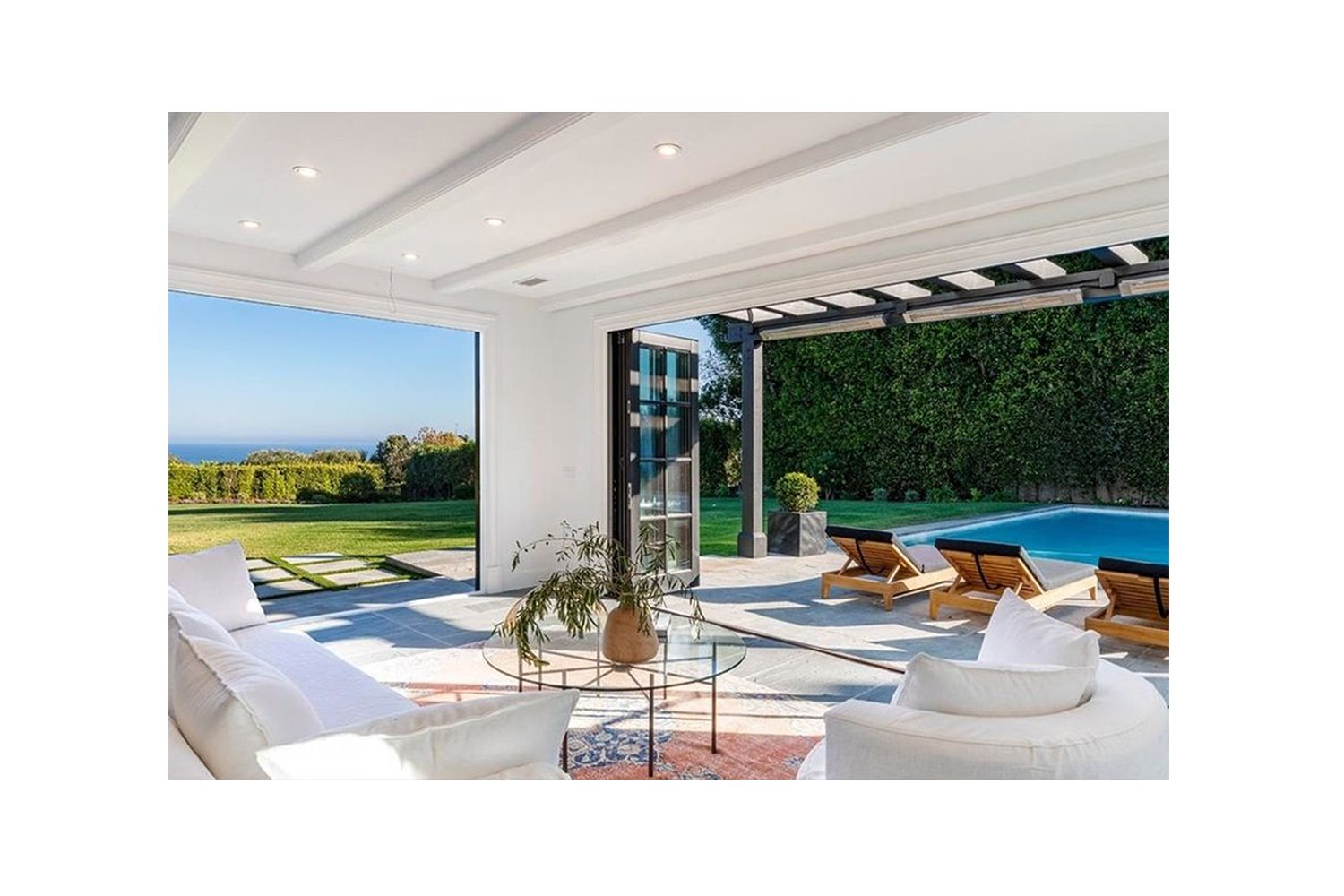 Casa Dakota Johnson y Chris Martin en Malibu porche con piscina
