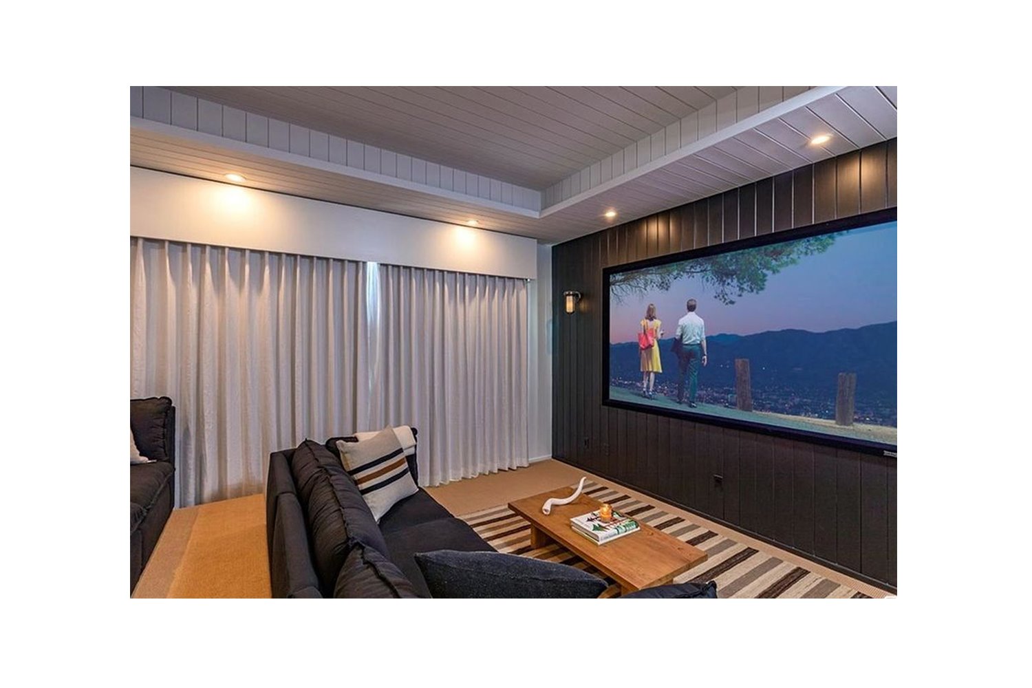 Casa Dakota Johnson y Chris Martin en Malibu sala de cine