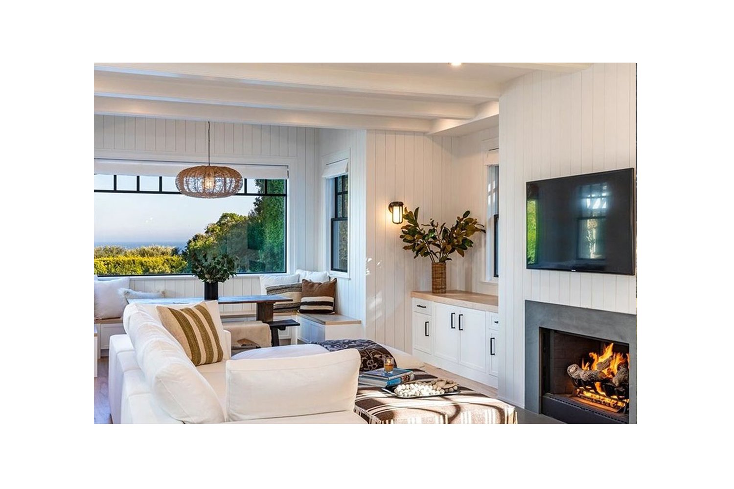 Casa Dakota Johnson y Chris Martin en Malibu salon con chimenea