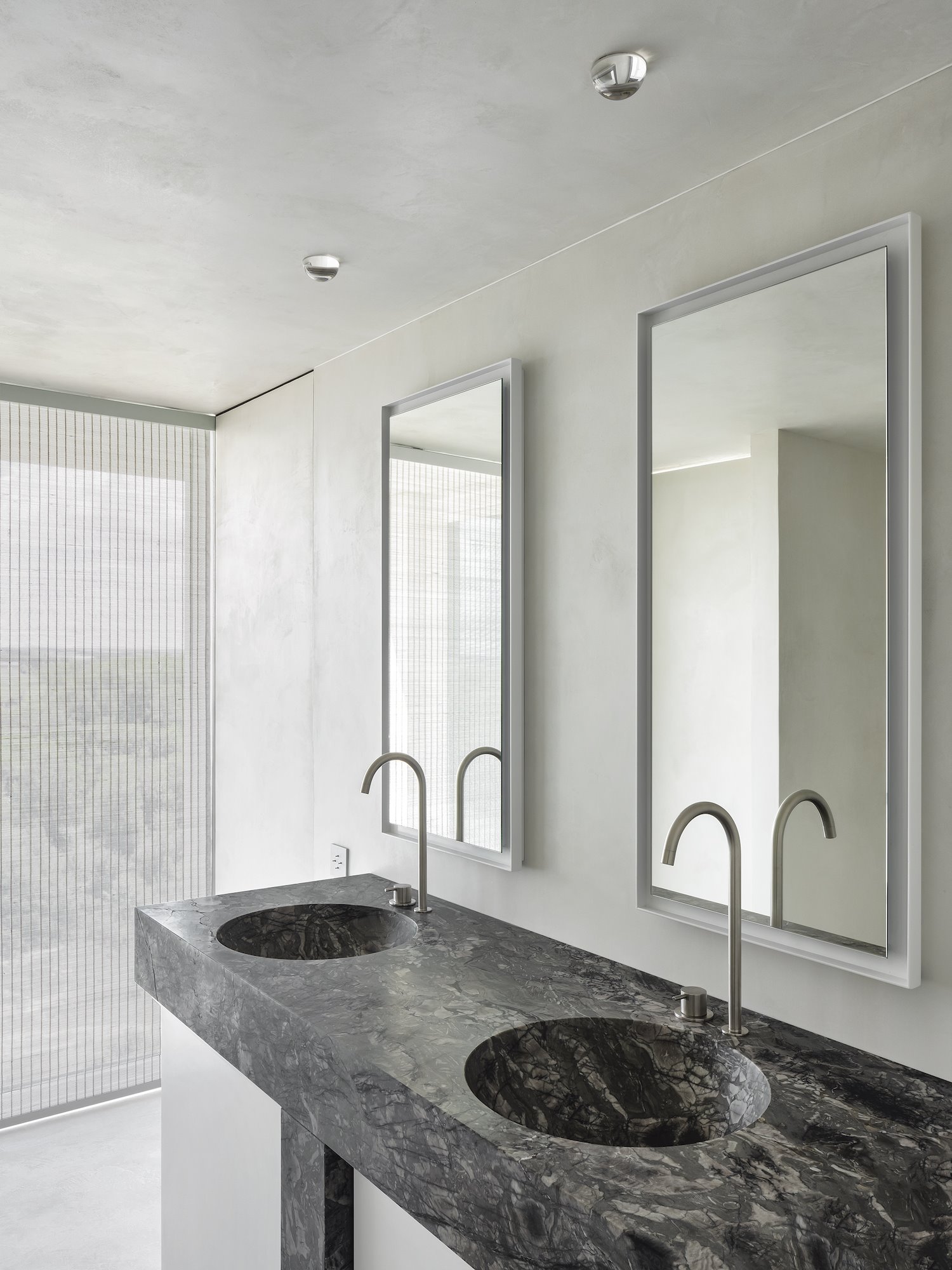 baño blanco y negro apartamento belga