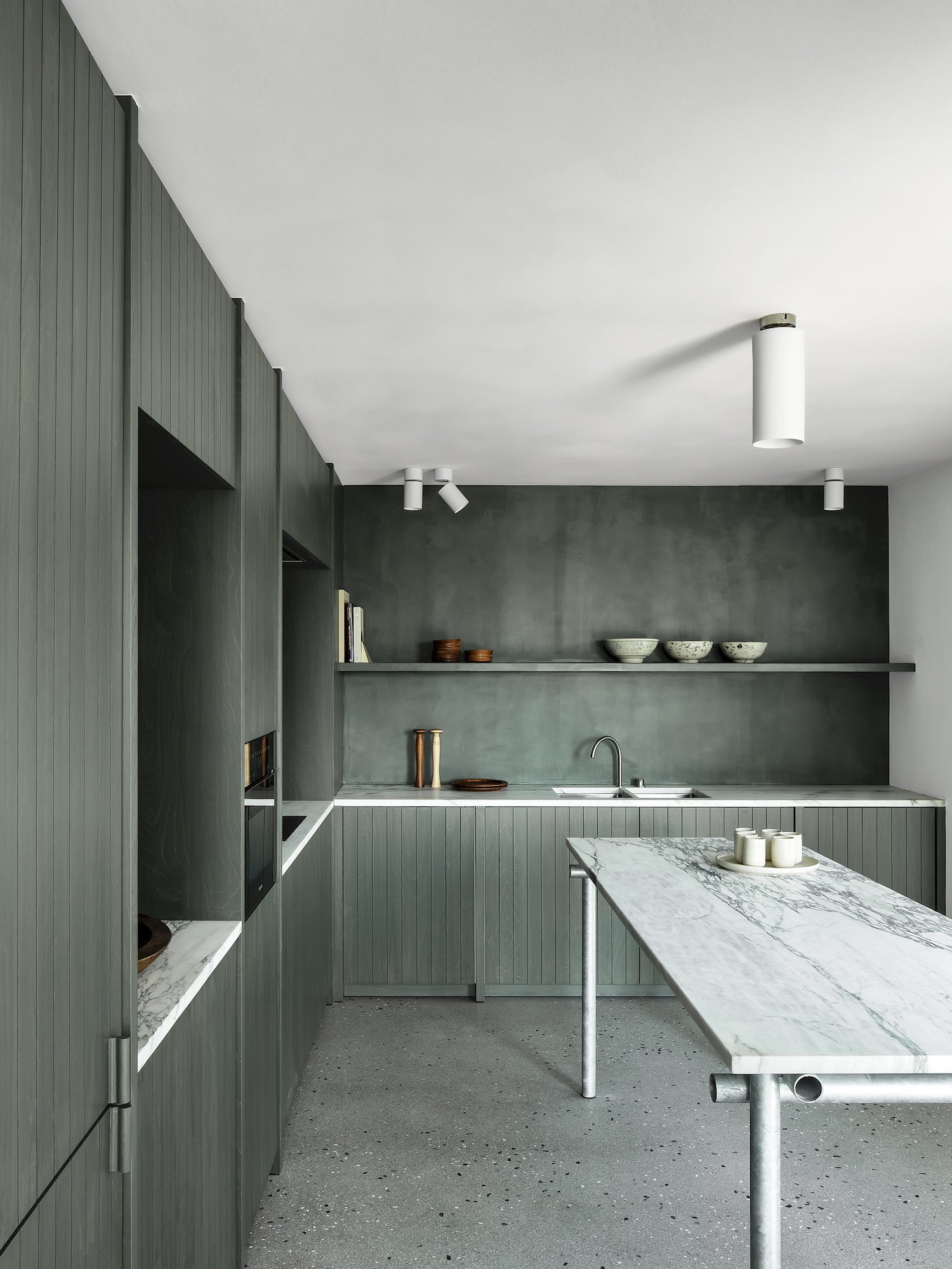 cocina apartamento belga madera y mármol