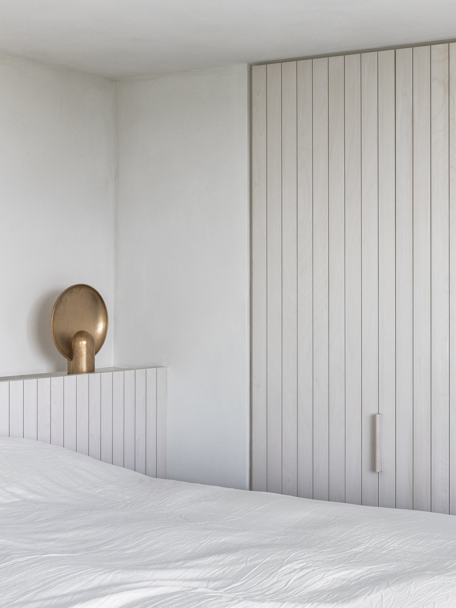 dormitorio en blanco apartamento belga