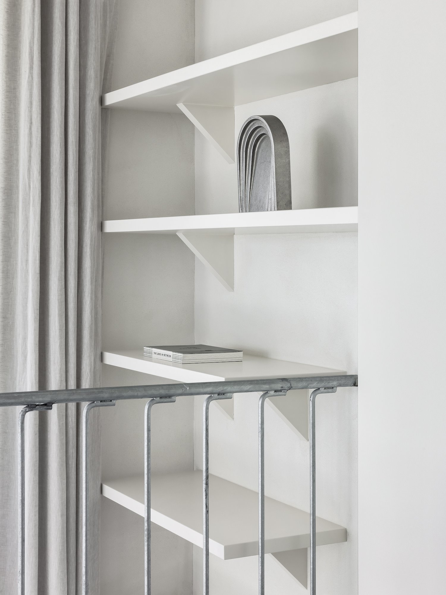 estantería blanca apartamento belga