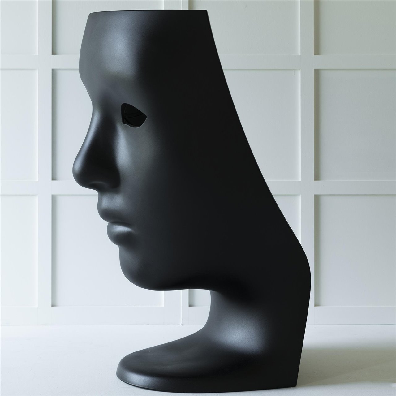 El vanguardista diseñador Fabio Novembre desarrolló esta silla con forma de máscara/cara hecha en polietileno.