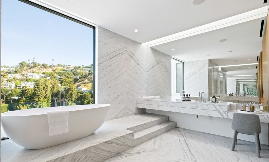 baño de mármol mansión ariana grande