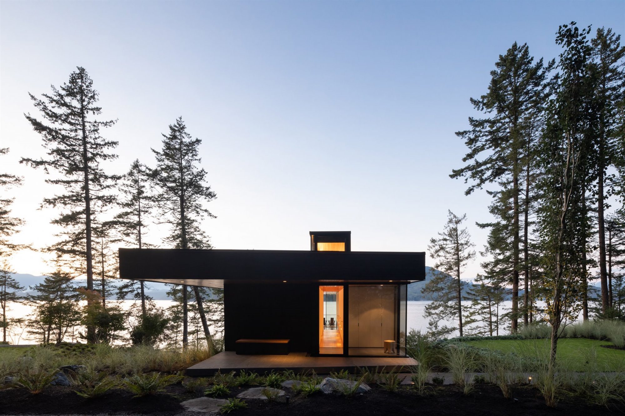 Cabaña de madera en un bosque de la columbia britanica de noche