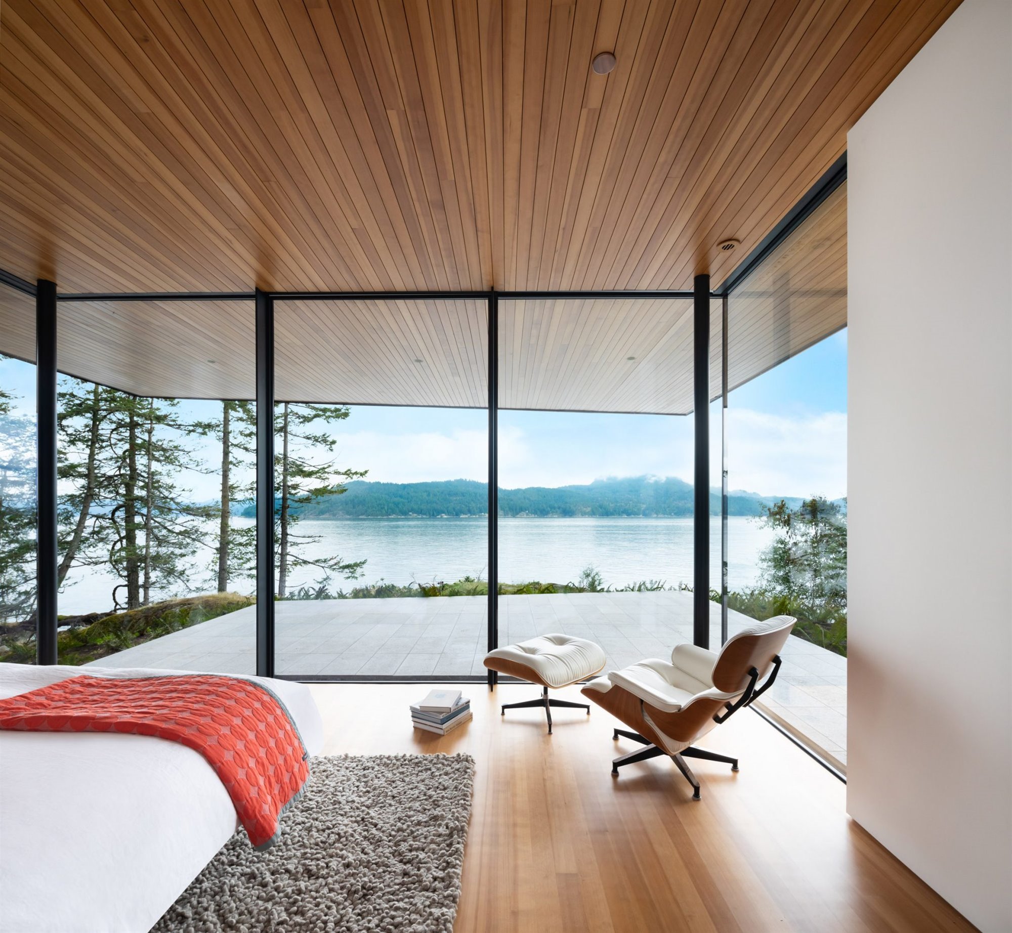 Cabaña de madera en un bosque de la columbia britanica dormitorio