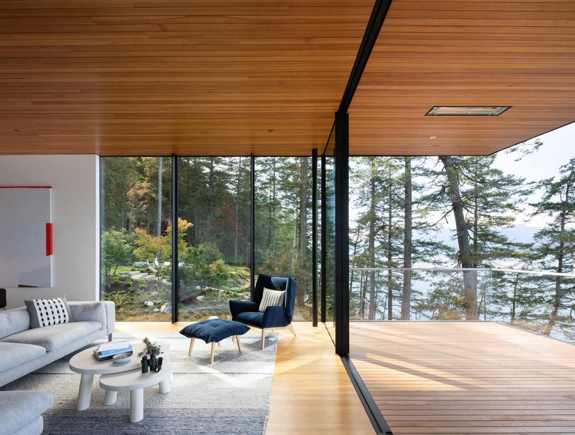 Cabaña de madera en un bosque de la columbia britanica salon