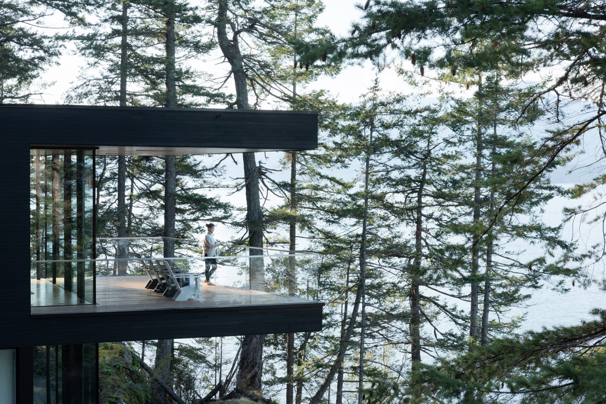 Cabaña de madera en un bosque de la columbia britanica terraza