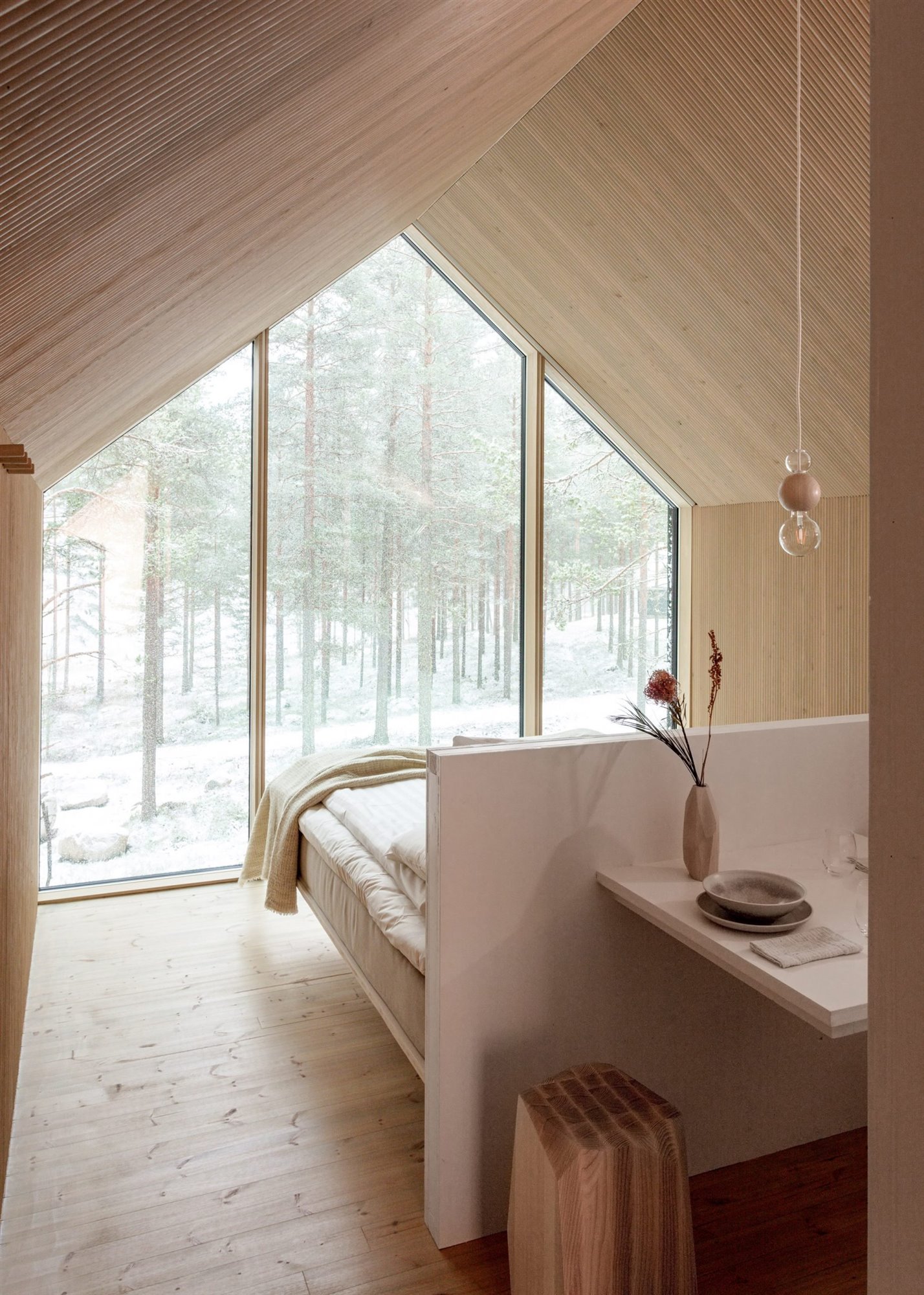 Cabaña en las montañas de Finlandia dormitorio con paneles de madera