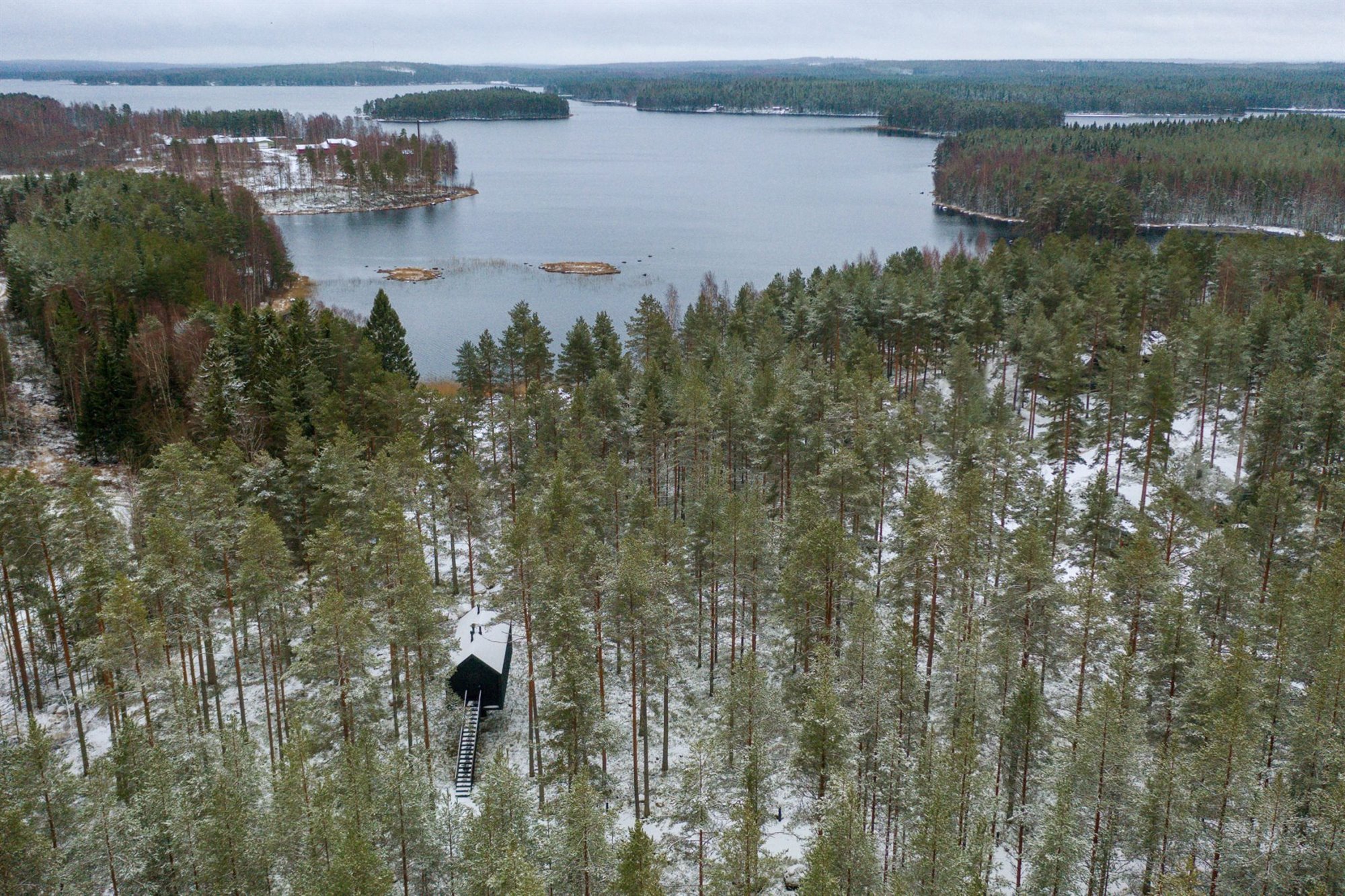 Cabaña en las montañas de Finlandia en un bosque con un lago