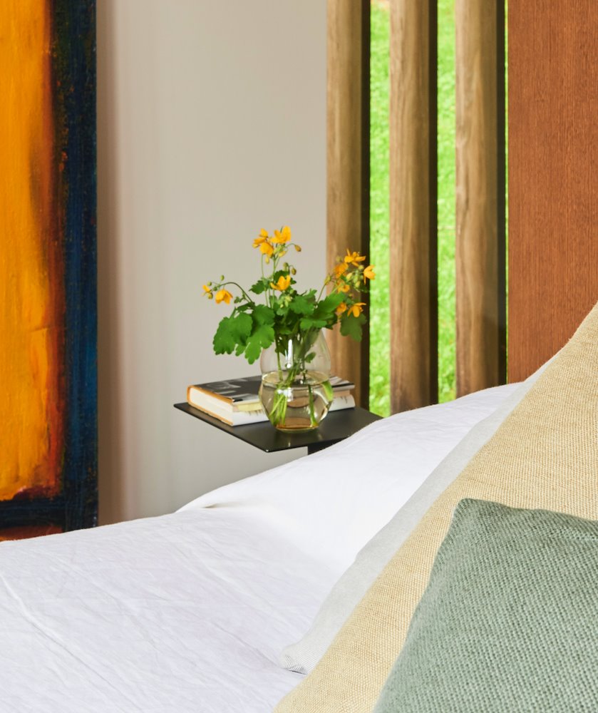 Cama con sabanas de algodon blanco en un dormitorio moderno