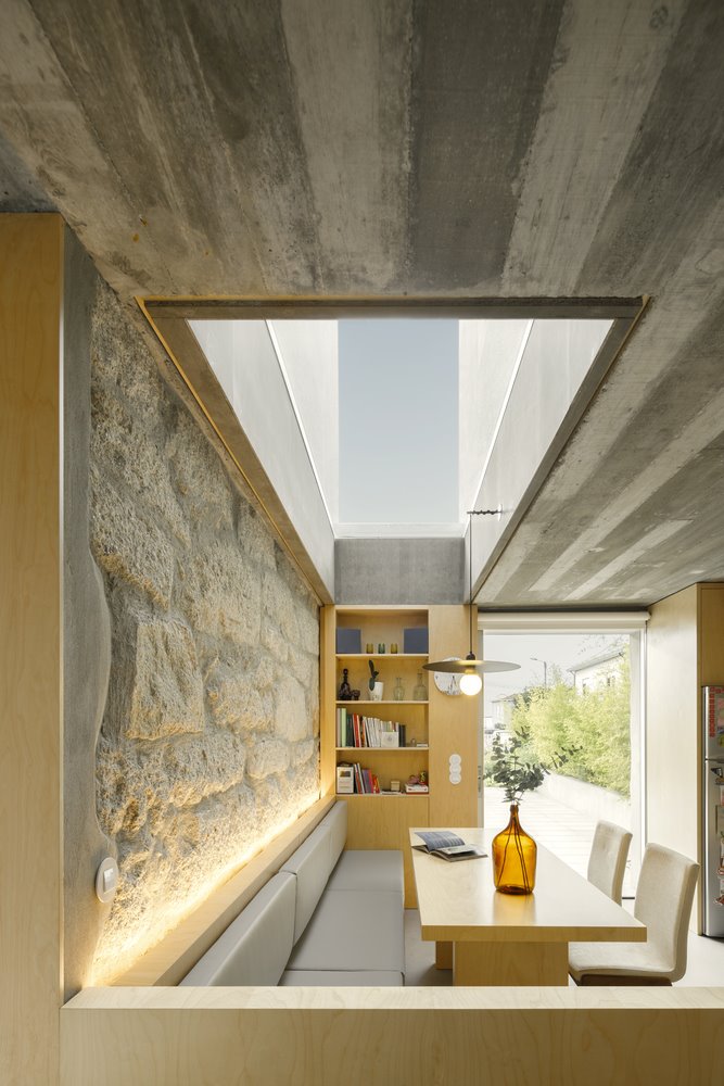 Casa en portugal de hormigon comedor de madera