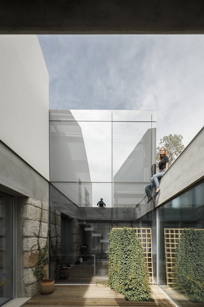 Casa en portugal de hormigon patio interior