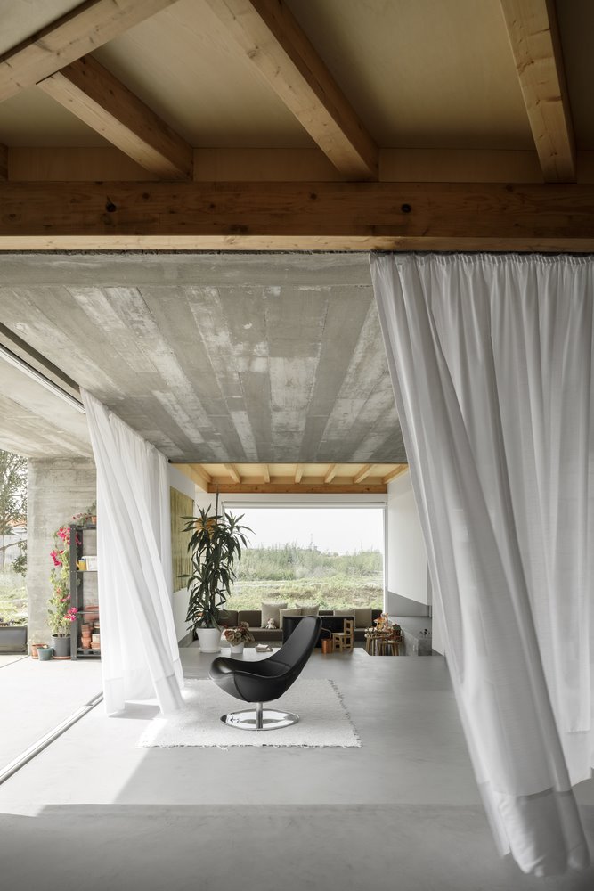 Casa en portugal de hormigon salon con cortinas